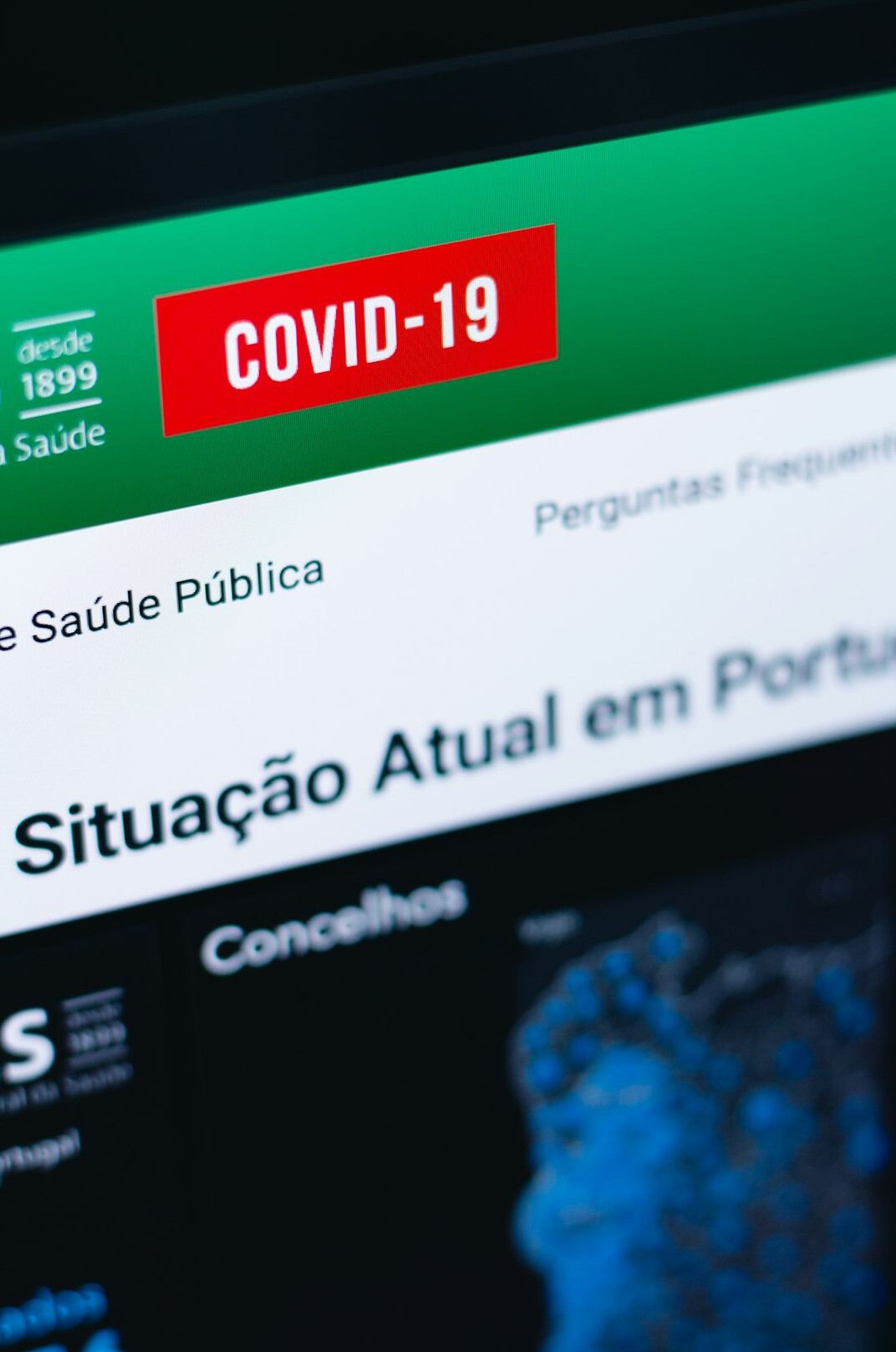 Equipa de jornalistas portugueses a analisar provas numa redação